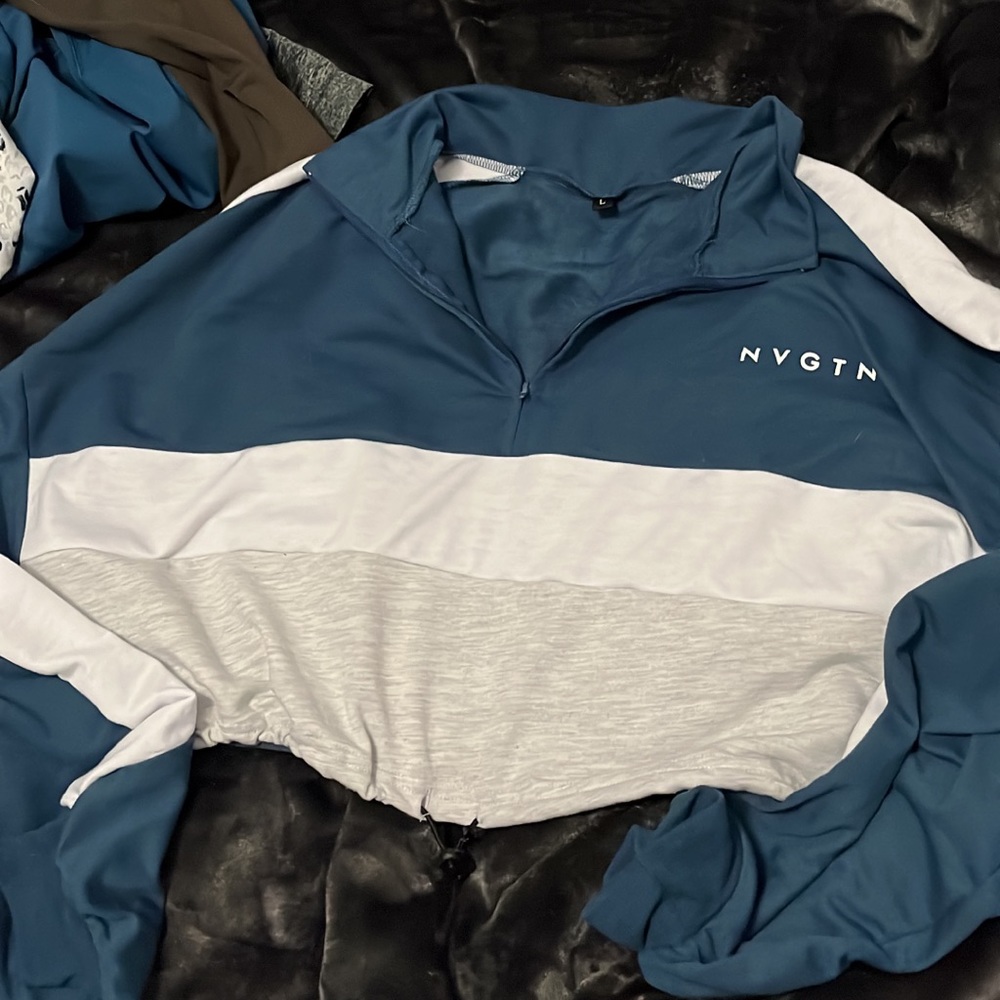 Nvgtn crop quarter zip*flaw*